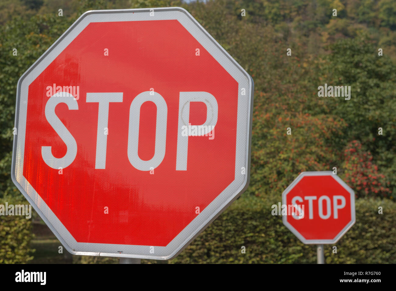 Deux panneaux d'arrêt, signalisation routière, Grevenmacher, Grand-Duché de Luxembourg, Europe Banque D'Images