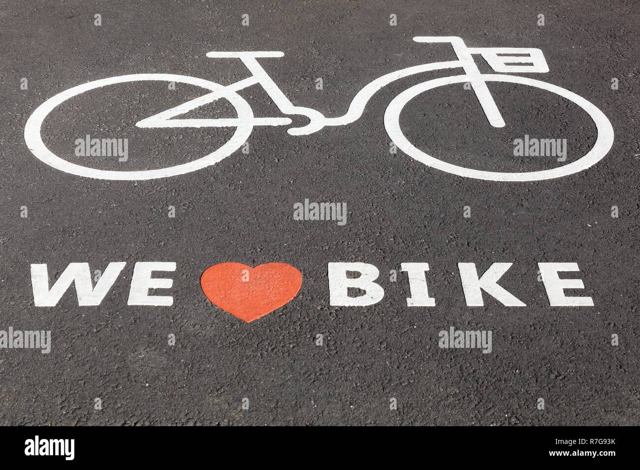 Nous aimons le symbole vélo sur une route au Danemark Banque D'Images