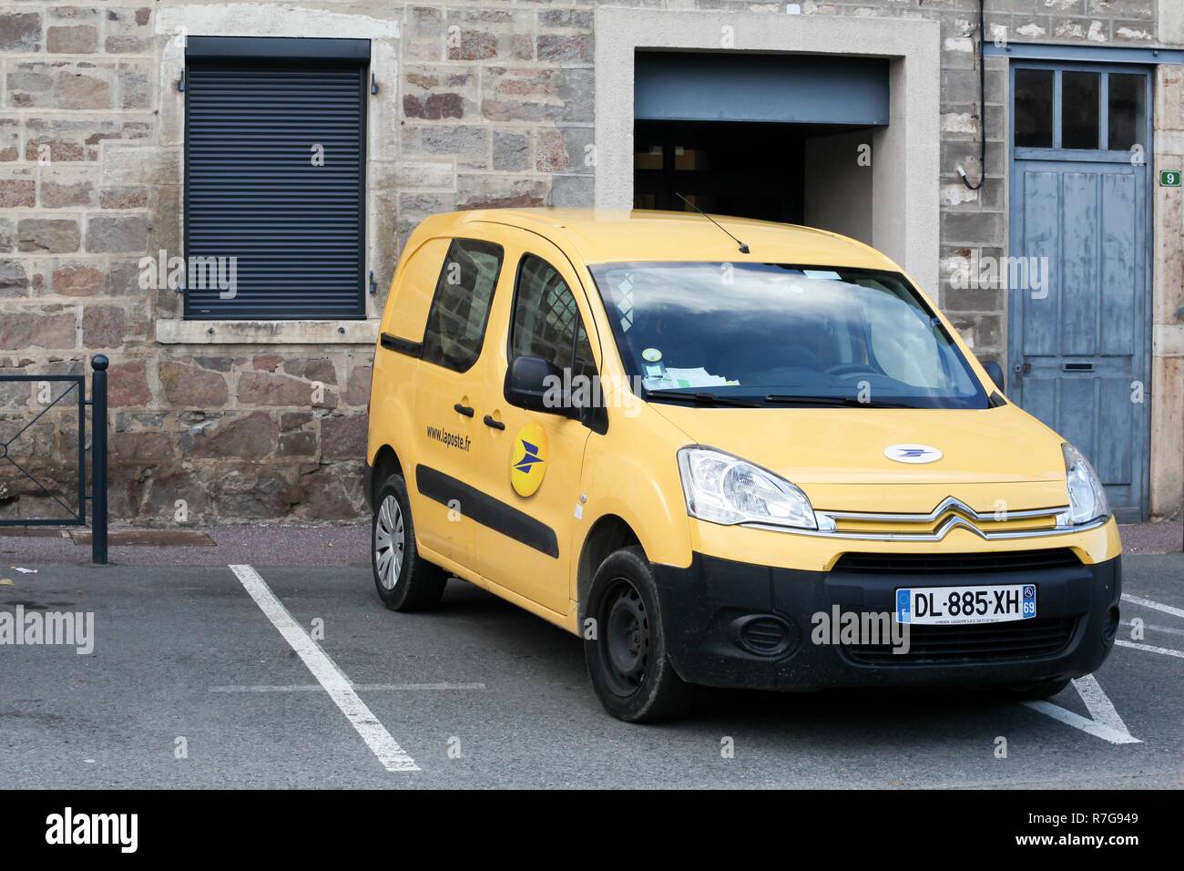 Cercie, France - 11 novembre 2018 : voiture de La Poste en France. La Poste est une entreprise de service postal en France Banque D'Images