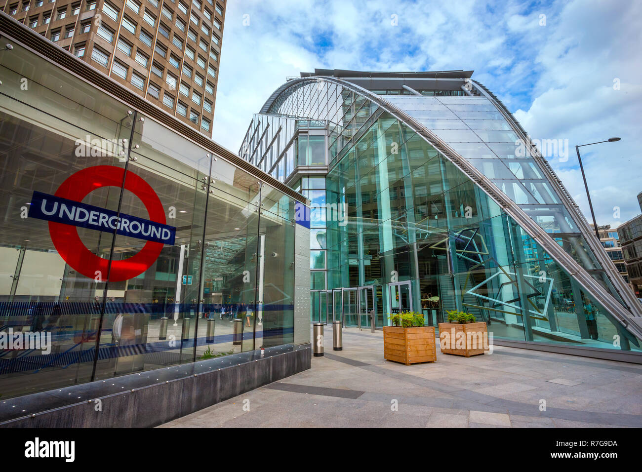 Londres, Royaume-Uni - 13 mai 2018 : entrée avec le logo du métro de Londres à la gare de Victoria Banque D'Images