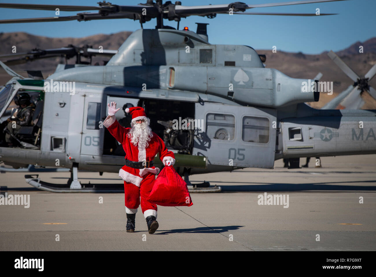 Les vagues du Père Noël comme il arrive par un hélicoptère Huey Marine Corps pour accueillir des Marines et des membres de leur famille au cours de la party de Noël annuel au Marine Corps Air Station Camp Pendleton, le 8 décembre 2018 à Oceanside, en Californie, le 8 décembre 2018. Banque D'Images