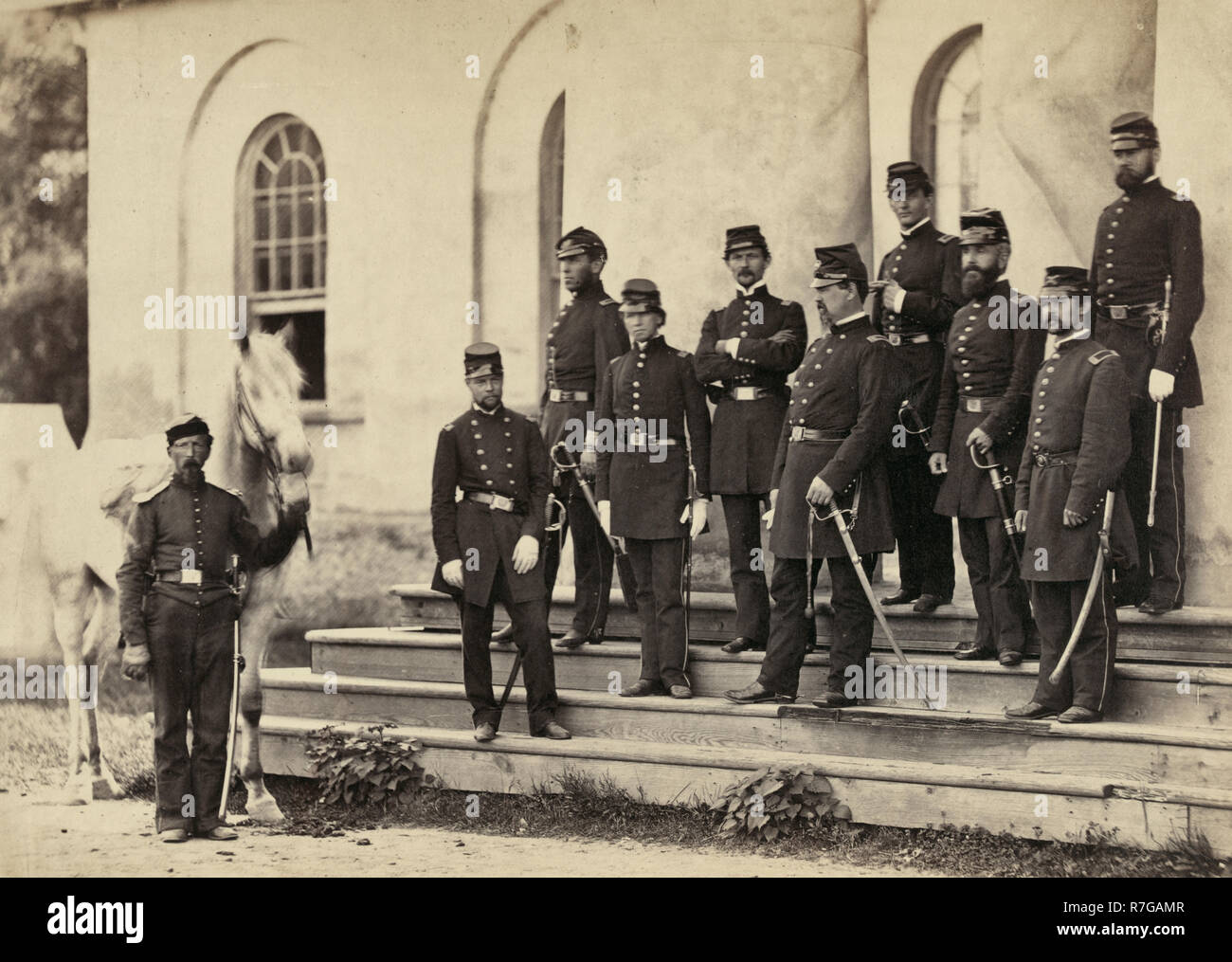 Général Irvin McDowell et le personnel, Arlington House, 1862 - Photo montre le général Irvin McDowell, portrait en pied, orienté vers la gauche, debout sur les marches avec huit officiers et un officier détenant un cheval. Banque D'Images