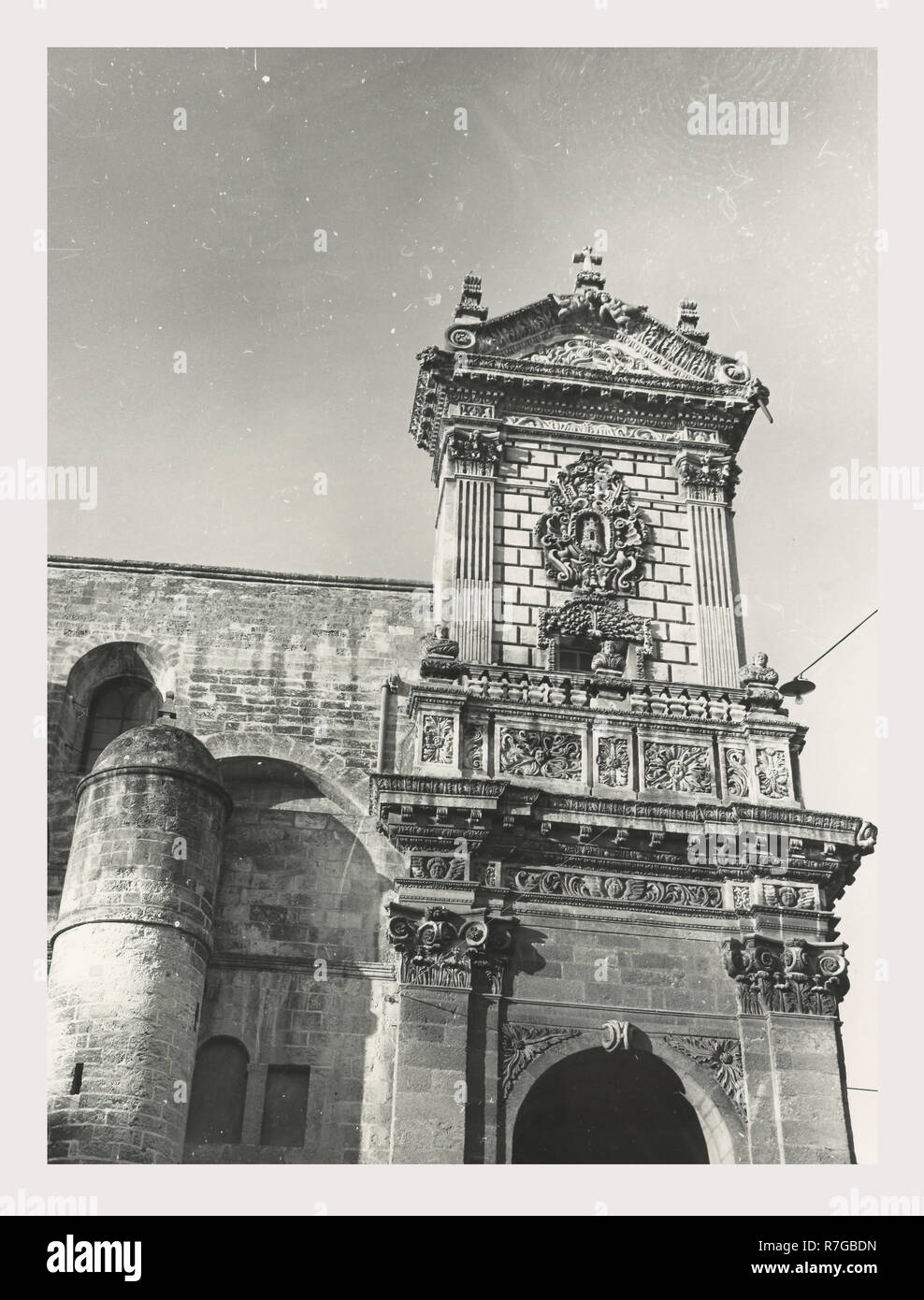 Sardaigne Sassari Sassari S. Nicola, Cathédrale, c'est mon l'Italie, l'Italie Pays de l'histoire visuelle, l'architecture médiévale du xiiie siècle. Partie inférieure de la demeure. L'architecture post-médiévale 15ème-18ème siècles. Église reconstruite 1480-1505 À la suite du transfert du siège épiscopal de Porto Torres Sassari pour 1441. 15e siècle au style Gothic-Aragonesque sur plan en croix latine. Nef a quatre baies avec des chapelles latérales et une coupole au passage à niveau. Dans la seconde moitié du 16ème siècle, le transept a été allongée et deux ambulatoires ont été ajoutés. Façade actuelle ajouté en 1723 dans un f Banque D'Images