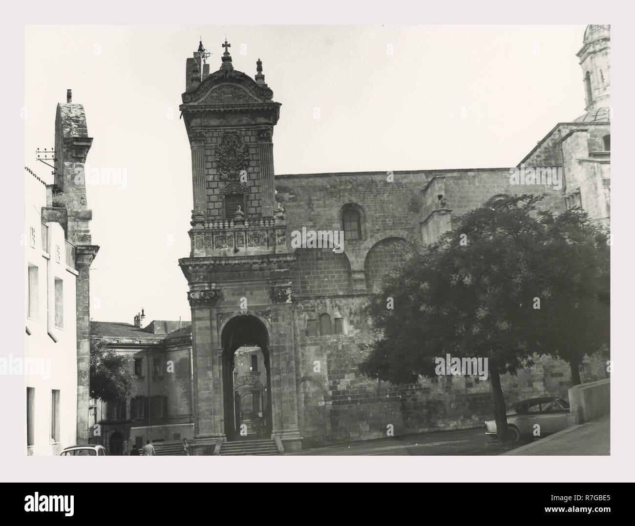 Sardaigne Sassari Sassari S. Nicola, Cathédrale, c'est mon l'Italie, l'Italie Pays de l'histoire visuelle, l'architecture médiévale du xiiie siècle. Partie inférieure de la demeure. L'architecture post-médiévale 15ème-18ème siècles. Église reconstruite 1480-1505 À la suite du transfert du siège épiscopal de Porto Torres Sassari pour 1441. 15e siècle au style Gothic-Aragonesque sur plan en croix latine. Nef a quatre baies avec des chapelles latérales et une coupole au passage à niveau. Dans la seconde moitié du 16ème siècle, le transept a été allongée et deux ambulatoires ont été ajoutés. Façade actuelle ajouté en 1723 dans un f Banque D'Images