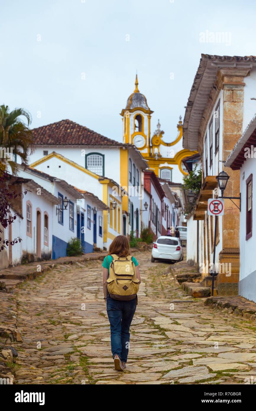 Girl'promenades dans les rues de la célèbre ville historique de Tiradentes, Minas Gerais, Brésil Photo Stock - Alamy