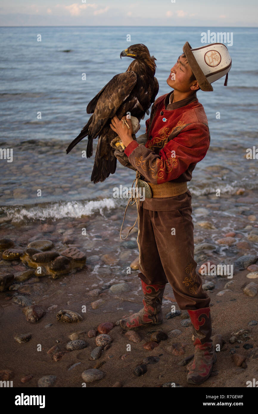 Le Kirghizistan Russie Salburuun poster pour les photos sur les rives du lac de Issyk-Kol près du village de Bokonbaeva. Banque D'Images