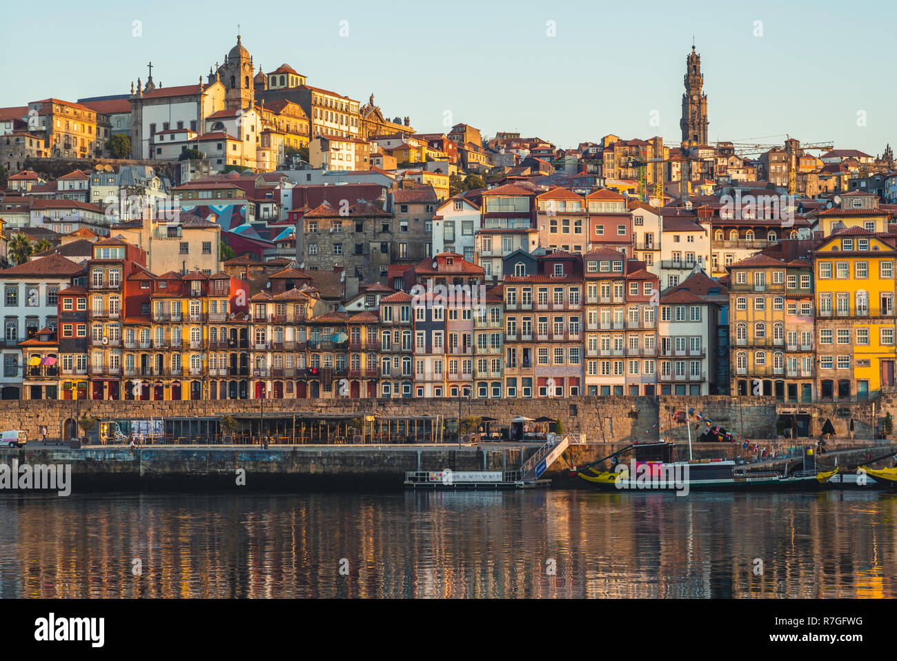 La place Ribeira à Porto par le fleuve Douro, Portugal Banque D'Images