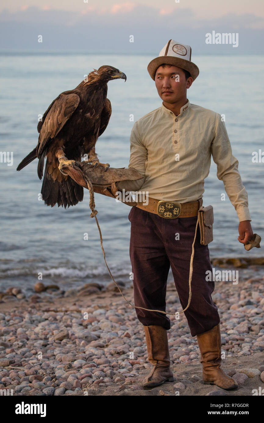 Le Kirghizistan Russie Salburuun poster pour les photos sur les rives du lac de Issyk-Kol près du village de Bokonbaeva. Banque D'Images