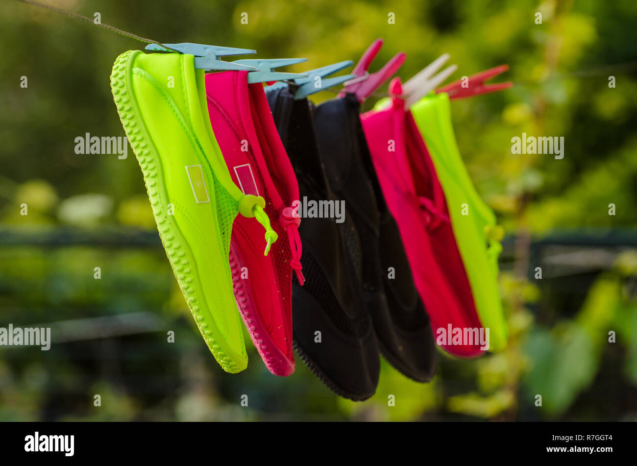 Paires de chaussures à l'extérieur de séchage acqua soleil. Souliers d'eau. Banque D'Images