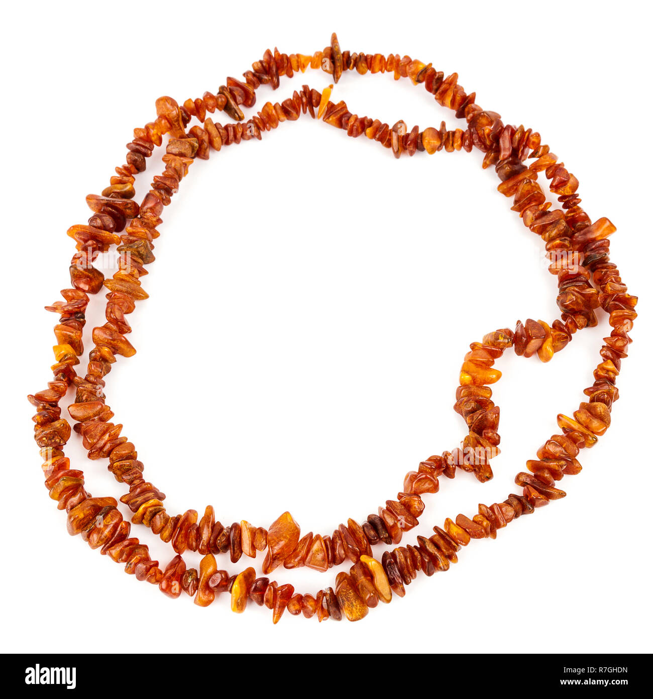 Chaîne de perles d'ambre baltique isolé sur fond blanc. Collier ambre orange vif de matières perles en un cercle Banque D'Images