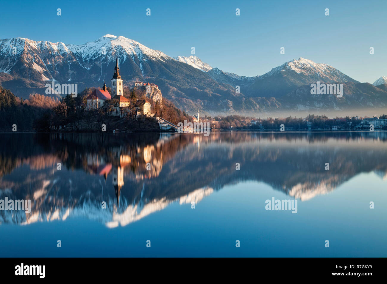 Le lac de Bled et l'île de Bled avec l'assomption de Marie à l'aube de l'église de pèlerinage, Bled, Alpes Juliennes, en Slovénie, Gorenjska Banque D'Images