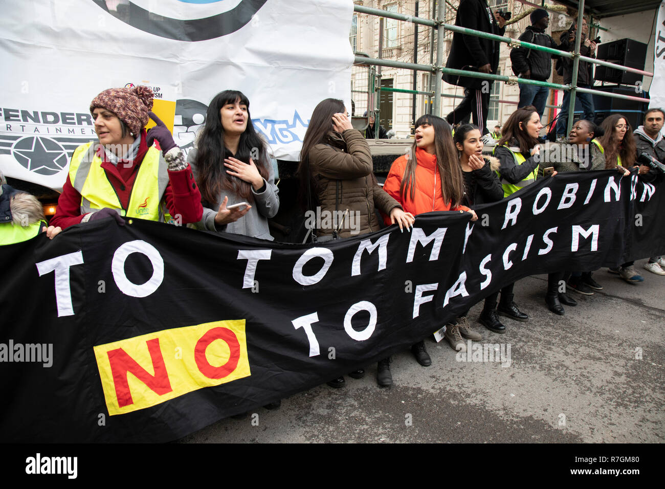 Les manifestants se rassemblent pour s'opposer à la "Tommy Robinson, unis contre le racisme et le fascisme' manifestation organisée pour l'anti-fasciste des groupes opposés à l'extrême droite politique, indépendamment de leurs positions en congé/rester sur Brexit, le 9 décembre 2018 à Londres, Royaume-Uni. Banque D'Images