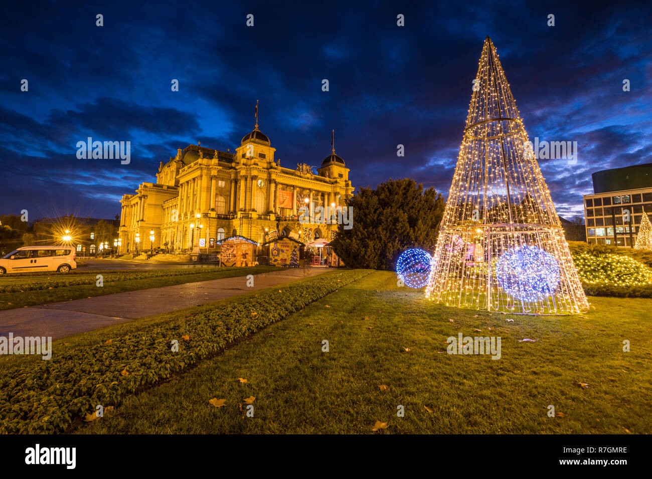 Zagreb arrivée la nuit, Théâtre national croate Banque D'Images
