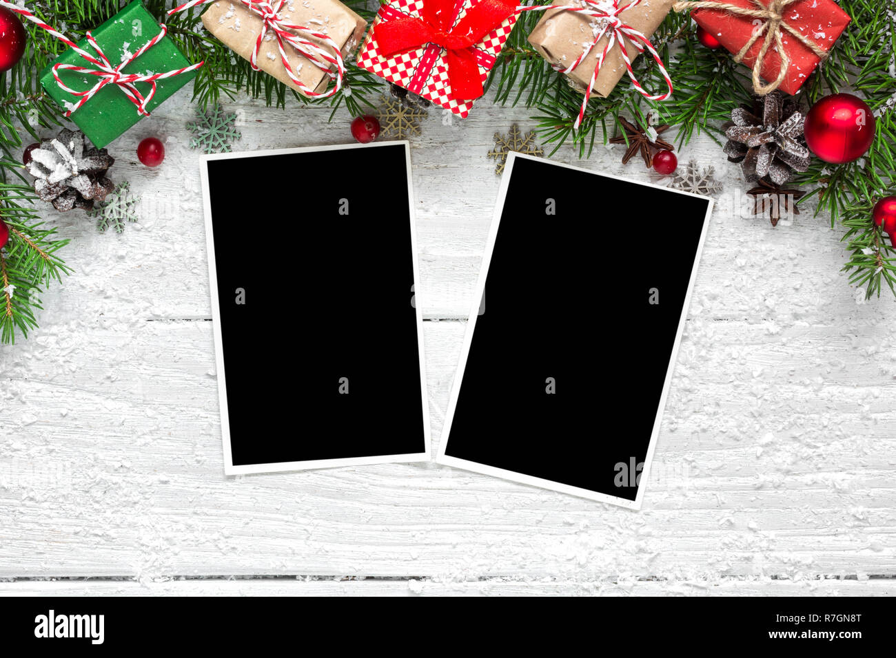 Cadres photo vierge de Noël avec des branches de sapins, décorations et coffrets cadeaux over white background. maquette. Télévision. Vue de dessus Banque D'Images