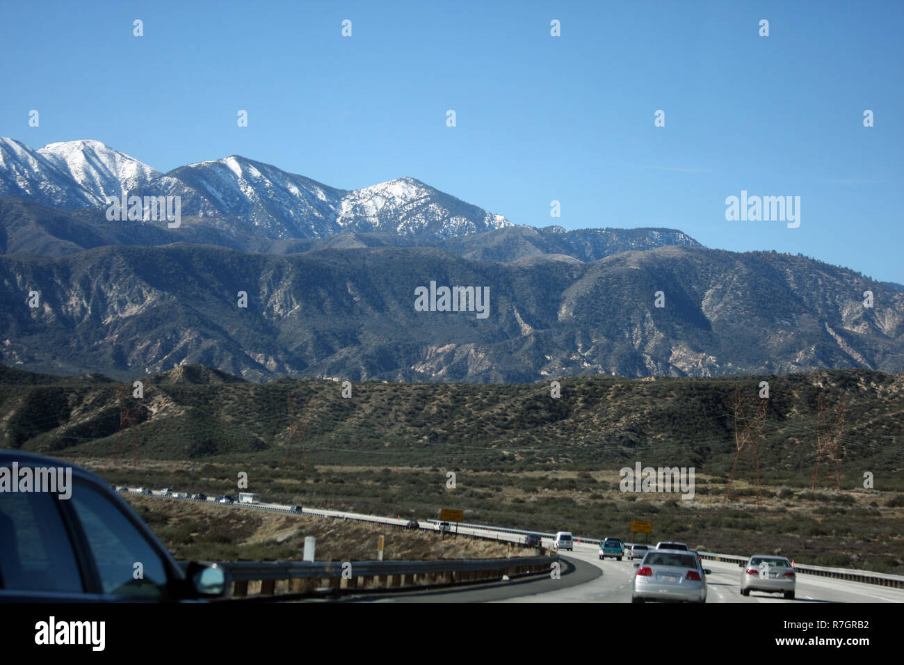 En voiture sur l'I-15 à travers le désert de Mojave de Las Vegas à Los  Angeles, États-Unis Photo Stock - Alamy