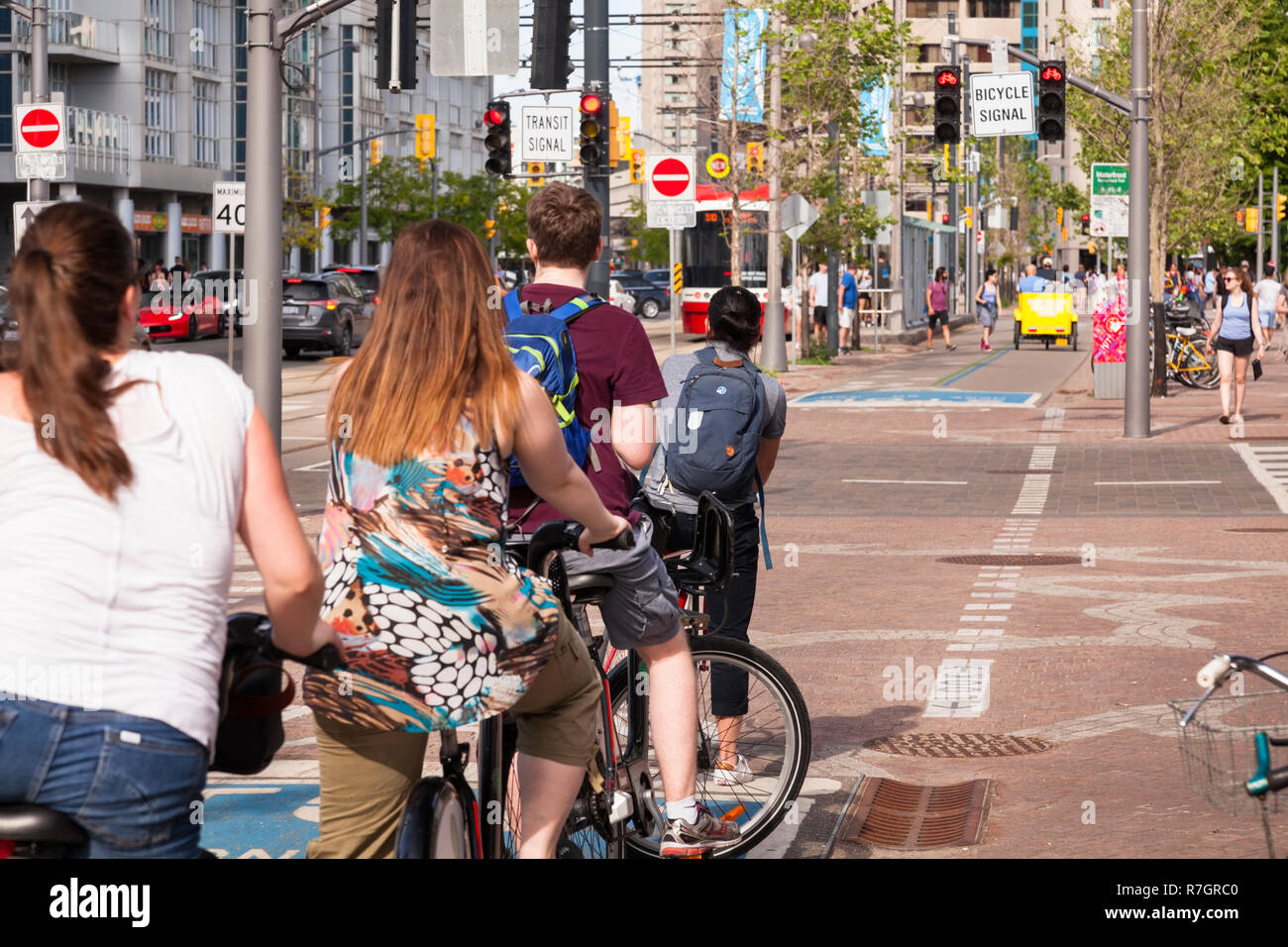 Les cyclistes à l'aide d'une bande cyclable sur le sentier Martin Goodman qui suit le secteur riverain de Toronto sur Queens Quay. Ville de Toronto, Ontario, Canada. Banque D'Images