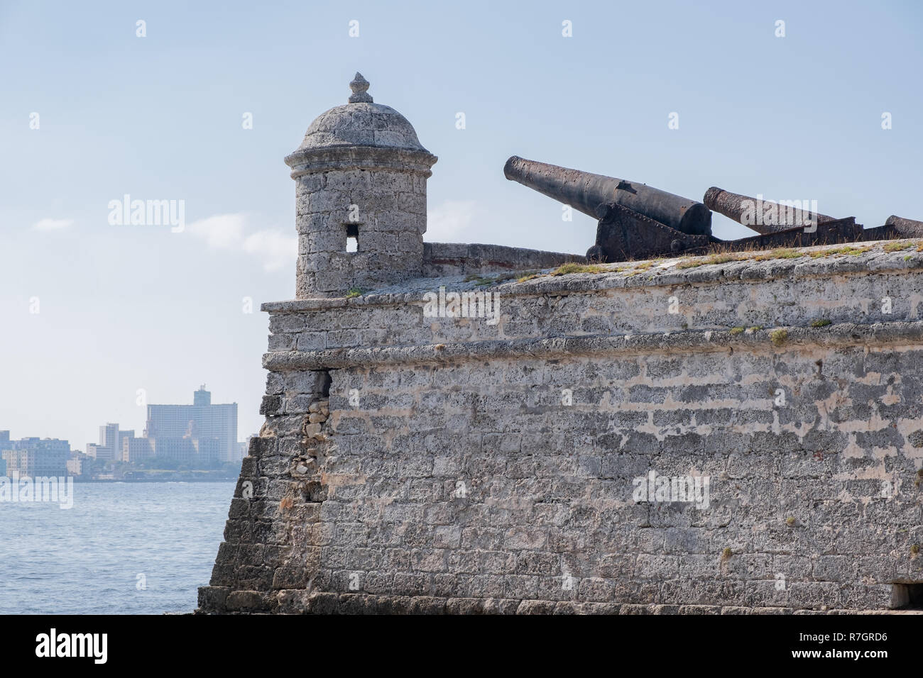 Vieux canons rouillés perché sur Morro Castle point sur le port de La Havane. Banque D'Images