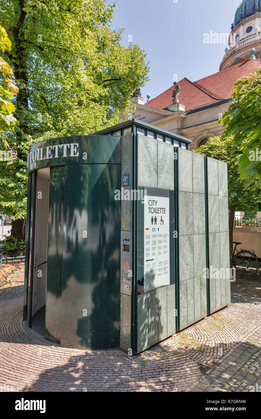 BERLIN, ALLEMAGNE - JUILLET 14,2018 : portable toilette publique de la ville. Wall GmbH est la société allemande fournissant du mobilier urbain. Berlin est la capitale et la G Banque D'Images