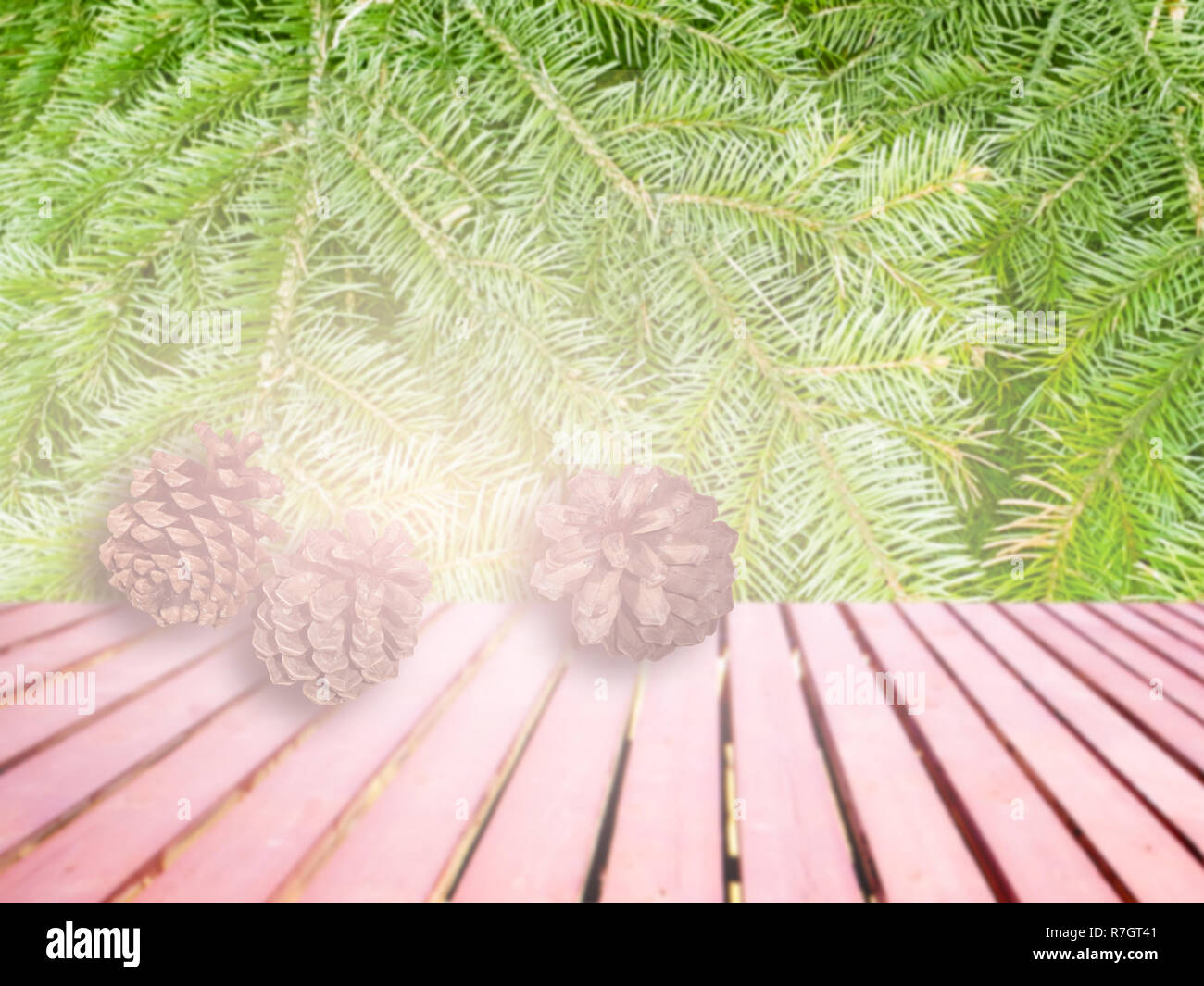 Photo collage avec des branches d'arbres de Noël et des pommes de pin sur une terrasse en bois avec effet en surbrillance Banque D'Images