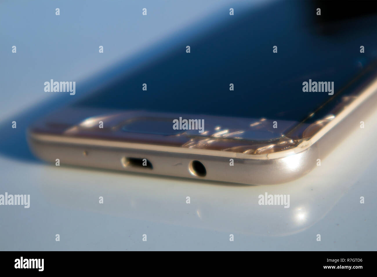 Smart phone moderne avec écran brisé gisant sur la glace en verre rayé Banque D'Images