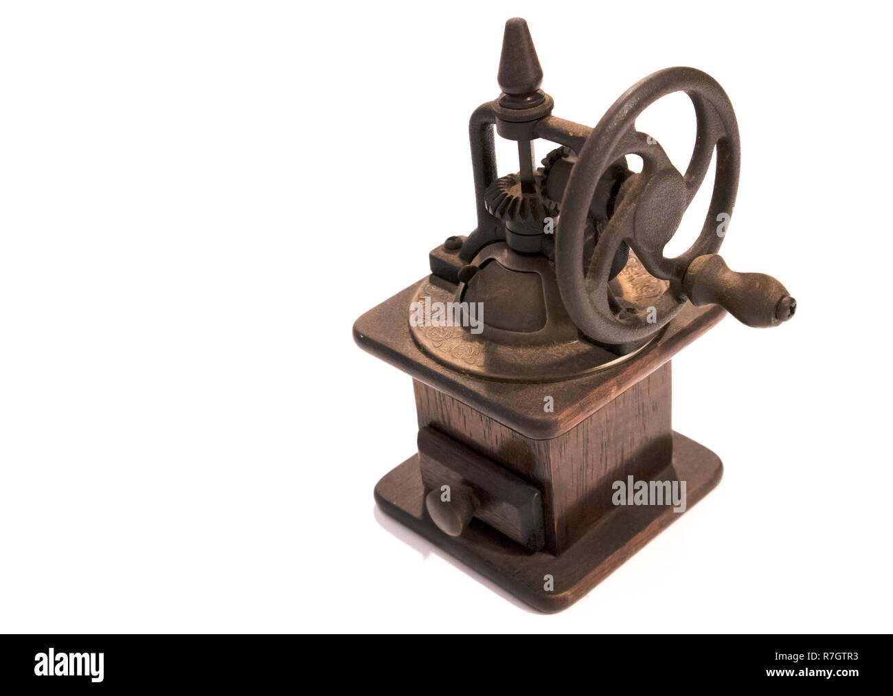Ancien moulin à café en bois manuel avec pignon isolé sur fond blanc Banque D'Images