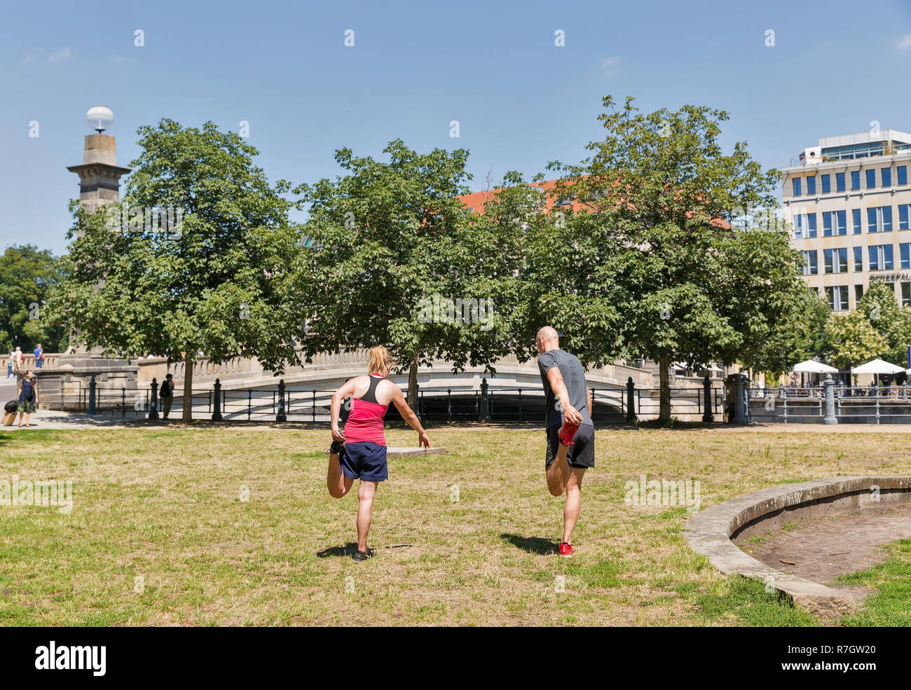 BERLIN, ALLEMAGNE - 14 juillet 2018 : le sport non reconnus les gens n'exerce dans la proximité de parc Lustgarten Friedrichs pont. Berlin est la capitale et Germa Banque D'Images