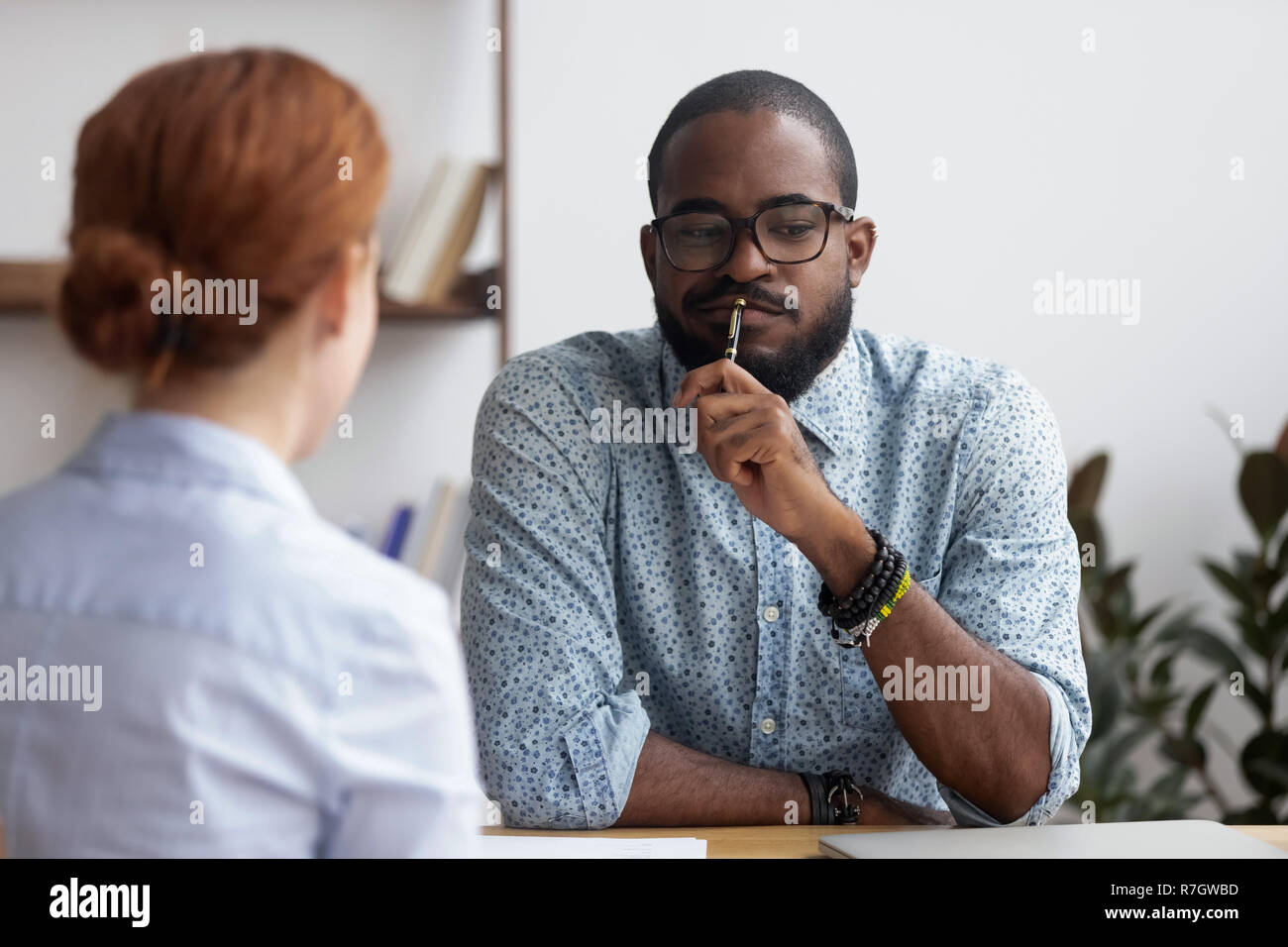 Manager interviewing exécutif noir femelle pour la position de l'entreprise Banque D'Images