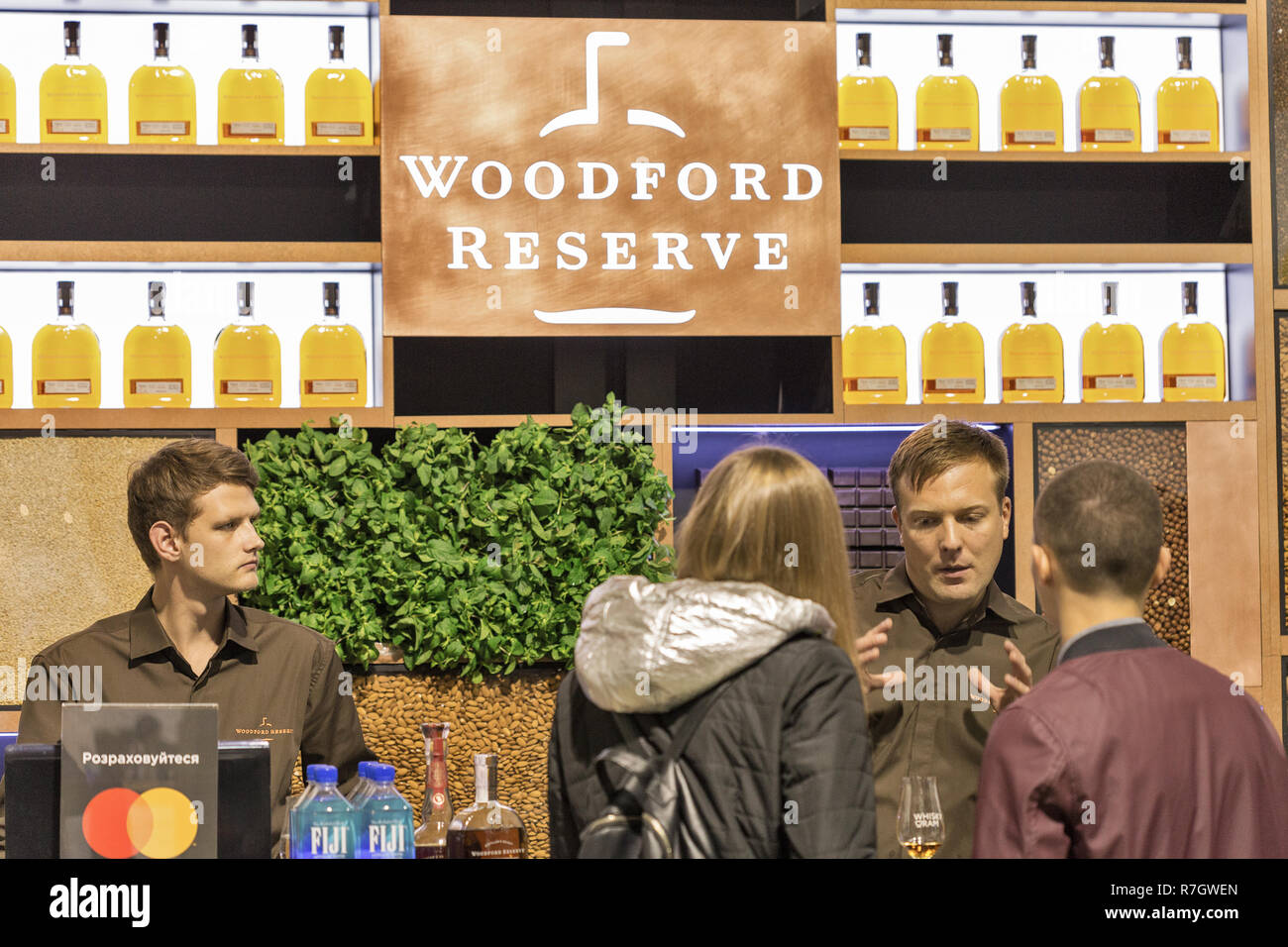 KIEV, UKRAINE - le 20 octobre 2018 : travail présentateurs à Woodford Bourbon whisky stand lors de la 4ème Whisky Festival ukrainien de Dram organisées par le bon vin compan Banque D'Images