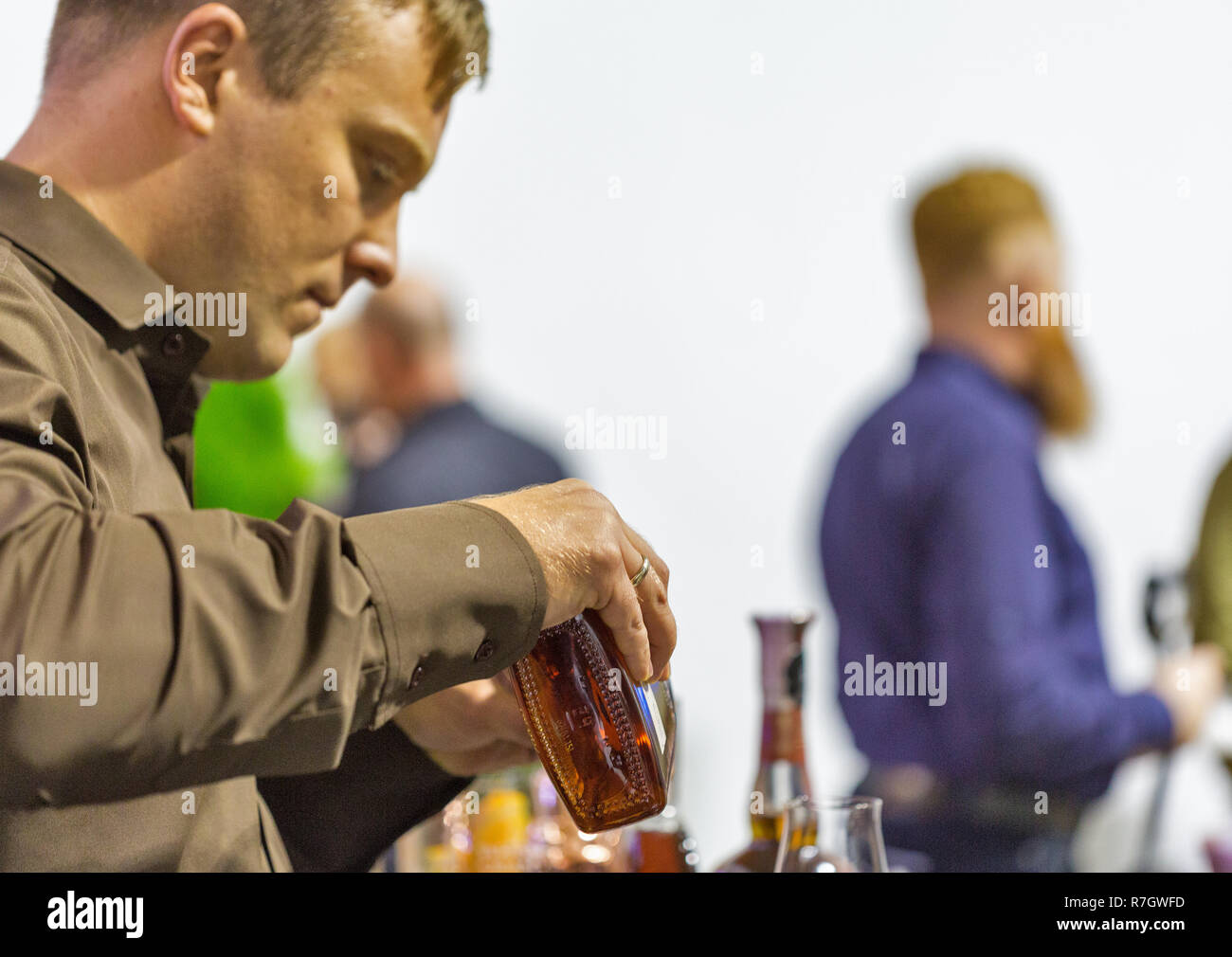 KIEV, UKRAINE - le 20 octobre 2018 : Man sommelier verse Woodford Bourbon whisky au stand de 4ème Whisky Festival ukrainien de Dram organisées par le bon vin co Banque D'Images