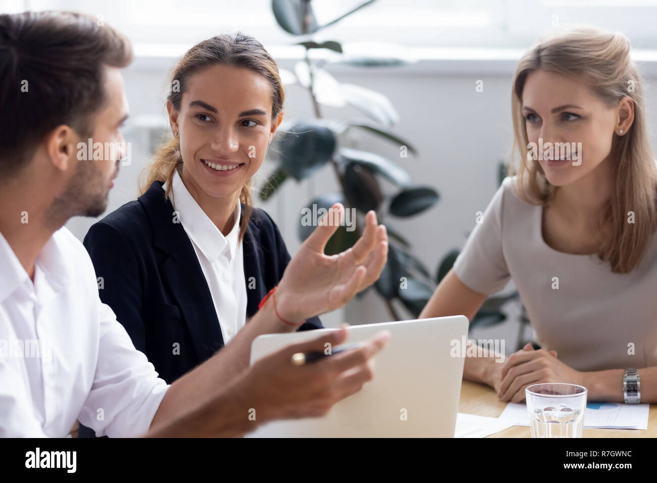 Divers entrepreneurs millénaire partager leurs expériences et discuter de n Banque D'Images