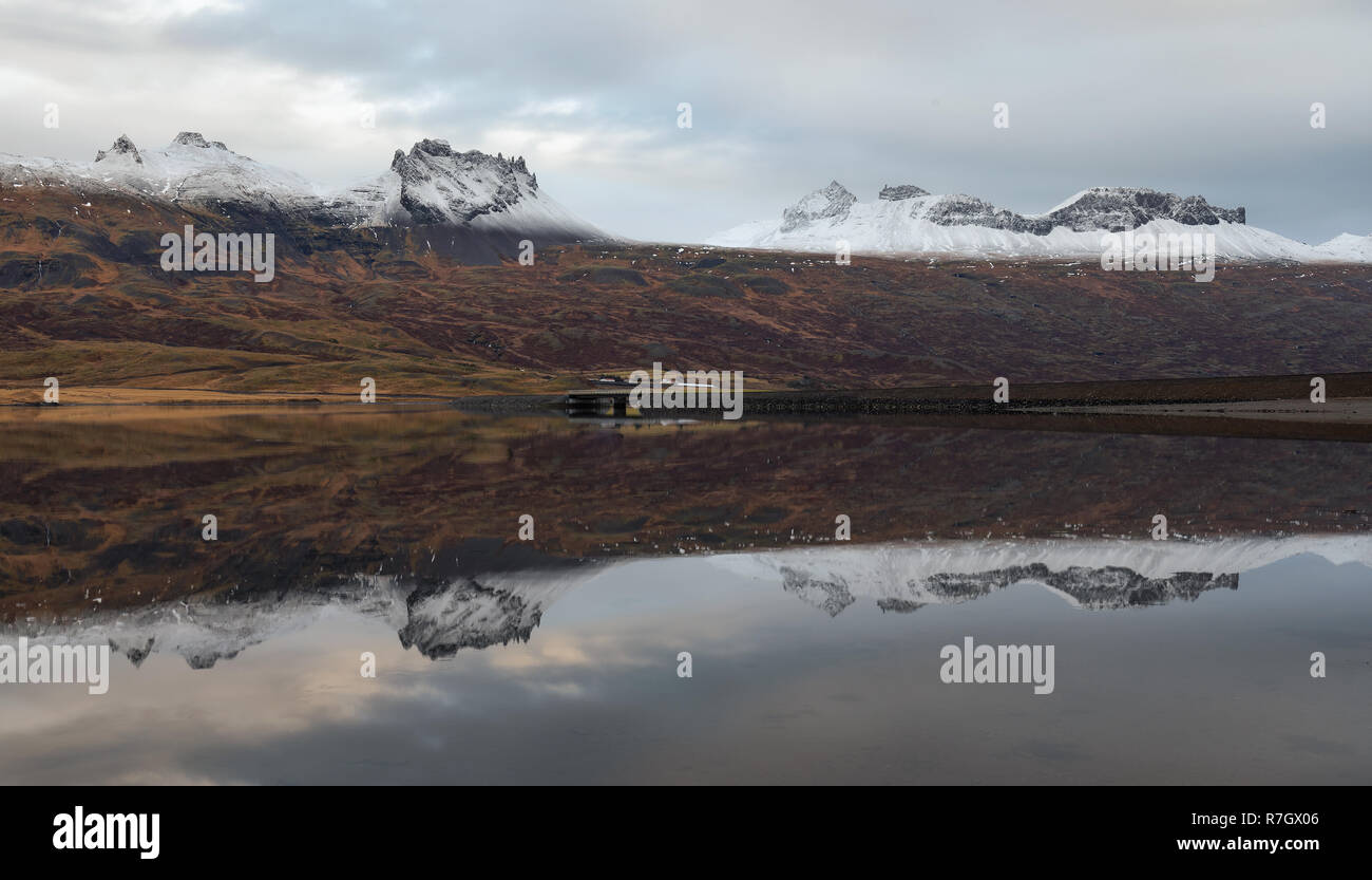 Les réflexions dans la montagne, Berufjordur en Islande Banque D'Images