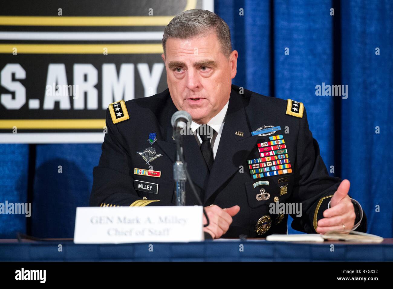 Chef de l'armée américaine, le général Mark Milley lors d'une conférence de presse à l'Association de l'armée des États-Unis Annual Meeting and Exposition 3 octobre 2016 à Washington, DC. Milley a été choisi par le Président Donald Trump le 8 décembre 2018 pour être le prochain chef d'état-major interarmées. Banque D'Images