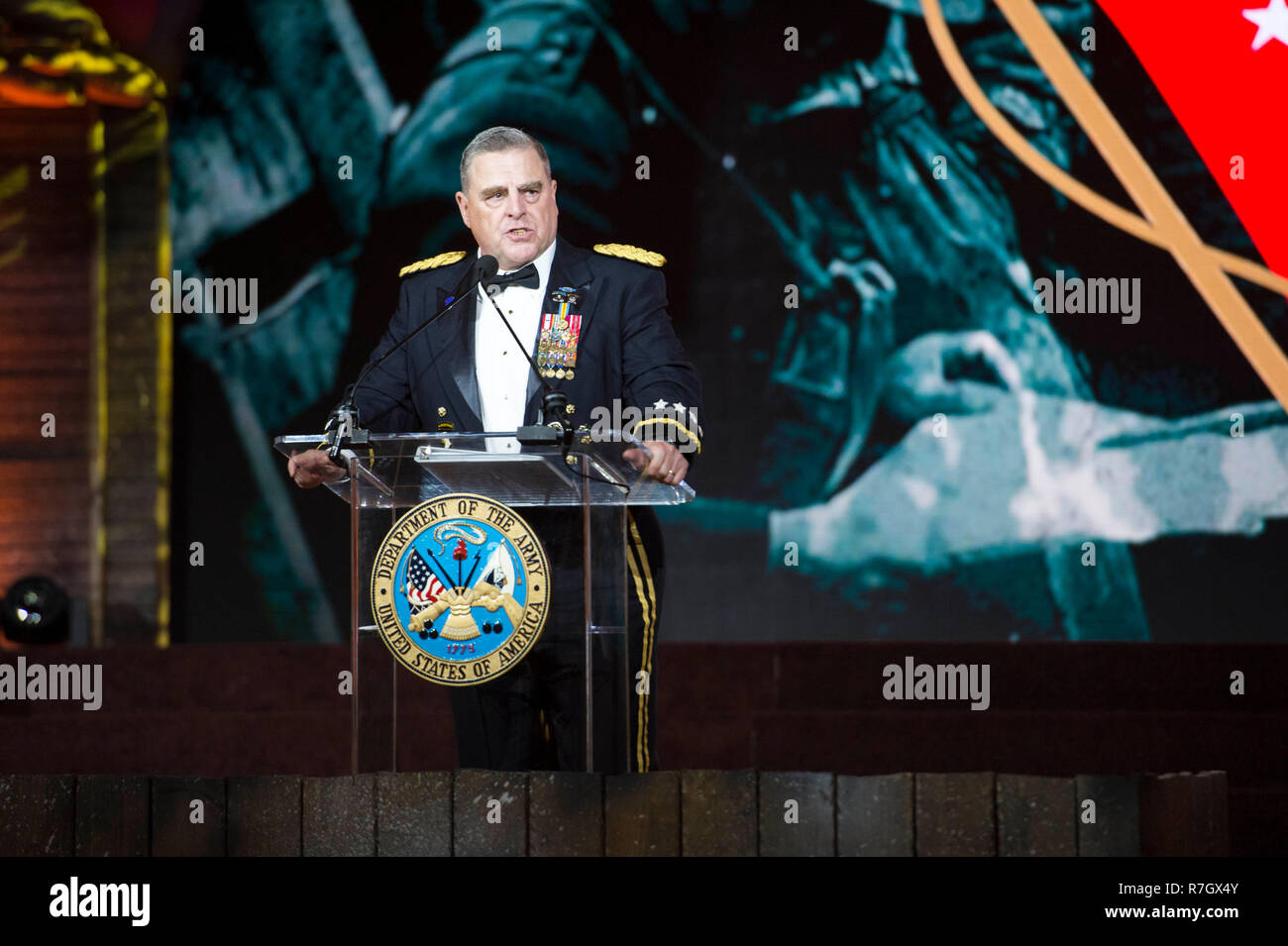 Chef de l'armée américaine, le général Mark Milley prononce une allocution lors de la balle de l'armée américaine 2017 24 juin, 2017 à Washington, DC. Milley a été choisi par le Président Donald Trump le 8 décembre 2018 pour être le prochain chef d'état-major interarmées. Banque D'Images