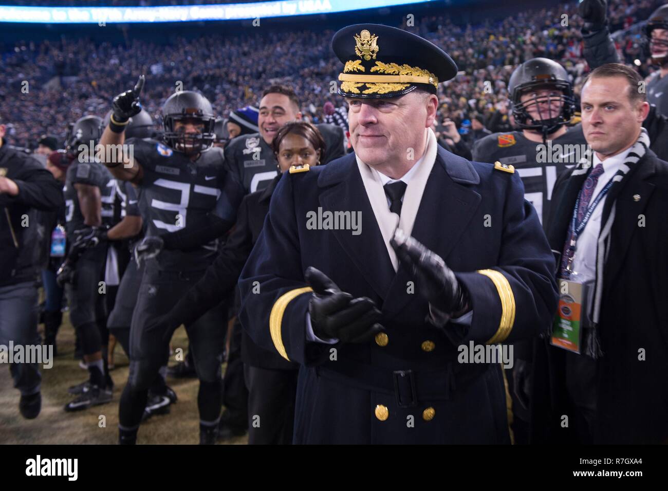 Chef de l'armée américaine, le général Mark Milley, assiste à l'Army-Navy game au Lincoln Financial Field, 10 décembre 2016 à Philadelphie, Pennsylvanie. Milley a été choisi par le Président Donald Trump le 8 décembre 2018 pour être le prochain chef d'état-major interarmées. Banque D'Images