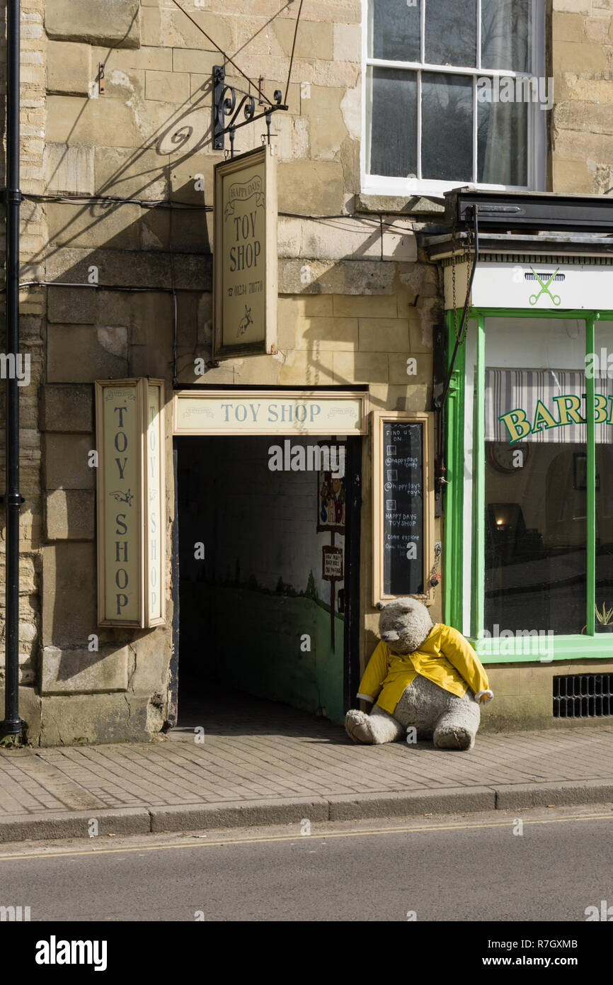 Entrée de la Happy Days Toy Shop avec un ours en peluche géant à l'extérieur ; High Street, Olney, UK Banque D'Images