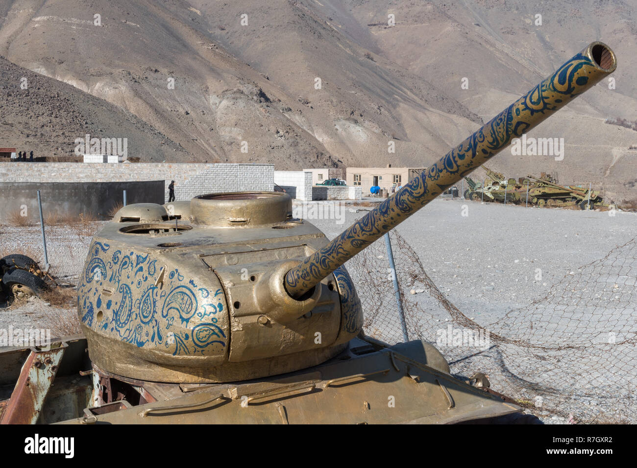 Soviet tank décoré par l'artiste près de mémorial du commandant Massoud, la vallée du Panjshir, province du Panjshir, Afghanistan Banque D'Images