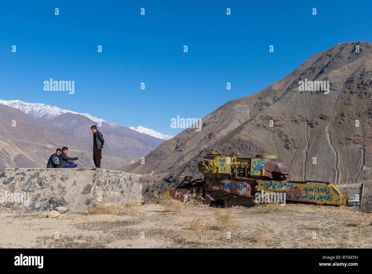 Les jeunes hommes en plus de tanks à gauche après la guerre soviéto-afghane, dans la vallée du Panjshir, province du Panjshir, Afghanistan Banque D'Images