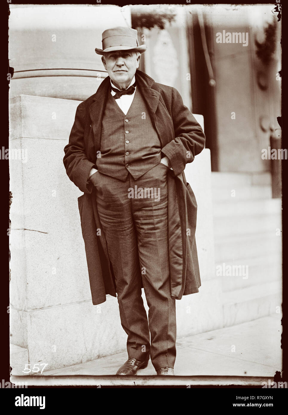 Inventeur Thomas Alva Edison vers 1911. Cette impression d'archives est disponible dans les tailles suivantes : 8' x 10' $15.95 w/ LIVRAISON GRATUITE 11' x 14' $23.95 w/ LIVRAISON GRATUITE 16' x 20' $59.95 w/ LIVRAISON GRATUITE 20' x 24' $99.95 w/ LIVRAISON GRATUITE * Le site de l'Américain le filigrane n'apparaît pas sur votre impression. Banque D'Images