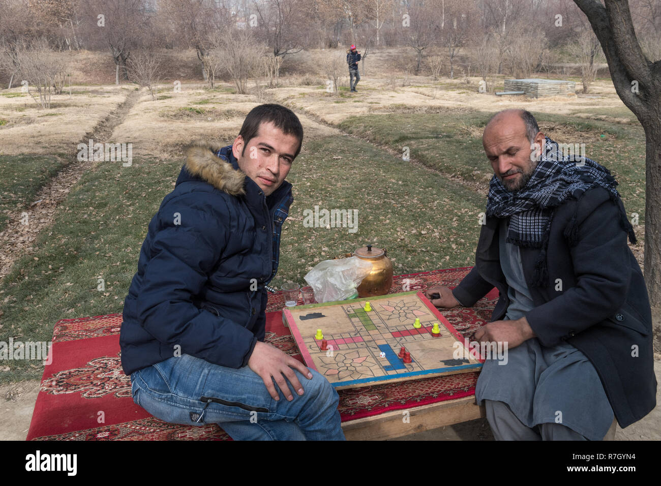 Deux hommes jouer à jeu dans les jardins de Babour, Kaboul, province de Kaboul, Afghanistan Banque D'Images