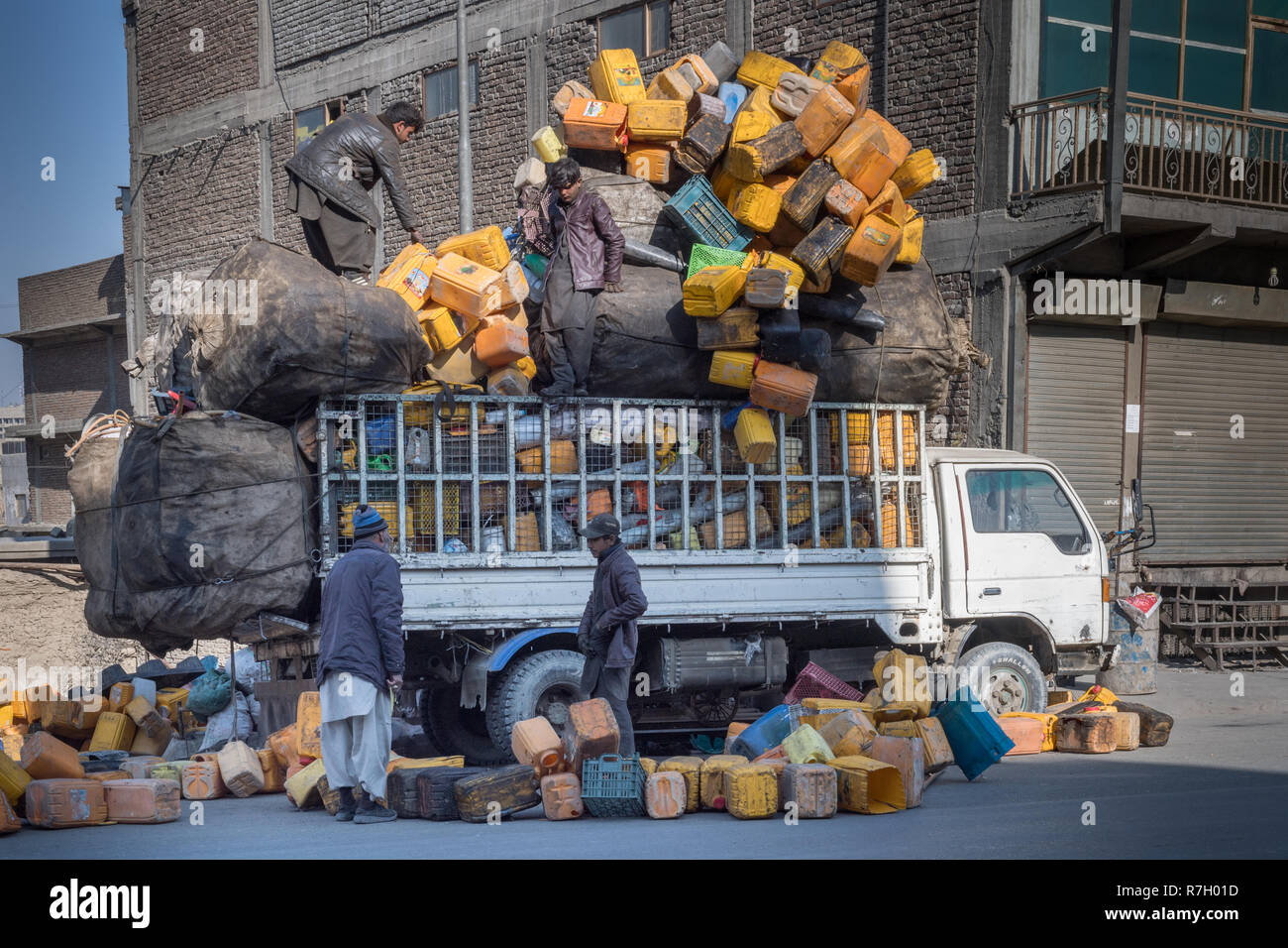 Les éboueurs à l'aide de camion dans les rues de Kaboul, la province de Kaboul, Afghanistan Banque D'Images