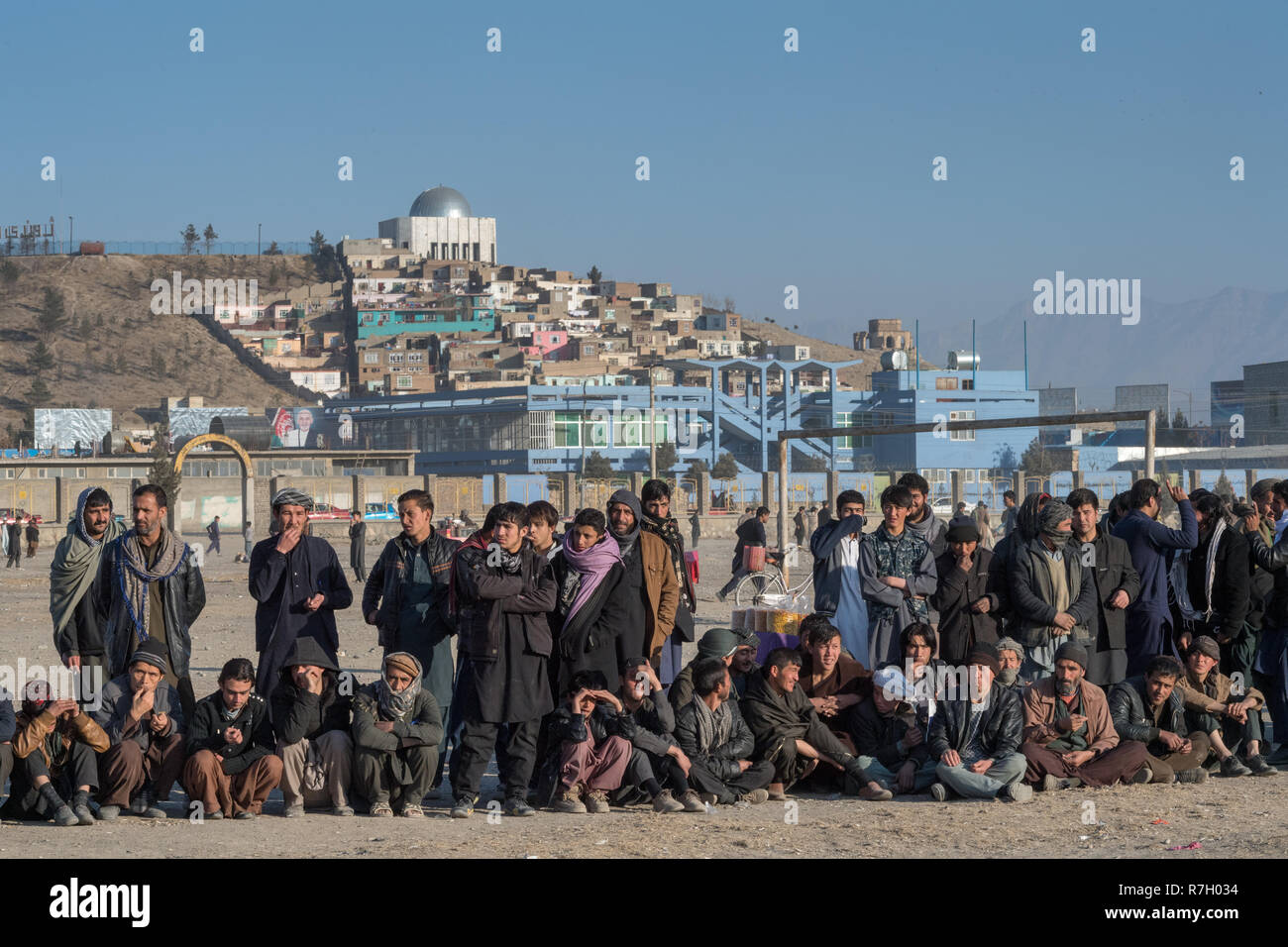 Les spectateurs à Kushti Giri Wrestling le vendredi, Nadir Shah tombe sur Maranjan Colline dans l'arrière-plan, Kaboul, province de Kaboul, Afghanistan Banque D'Images