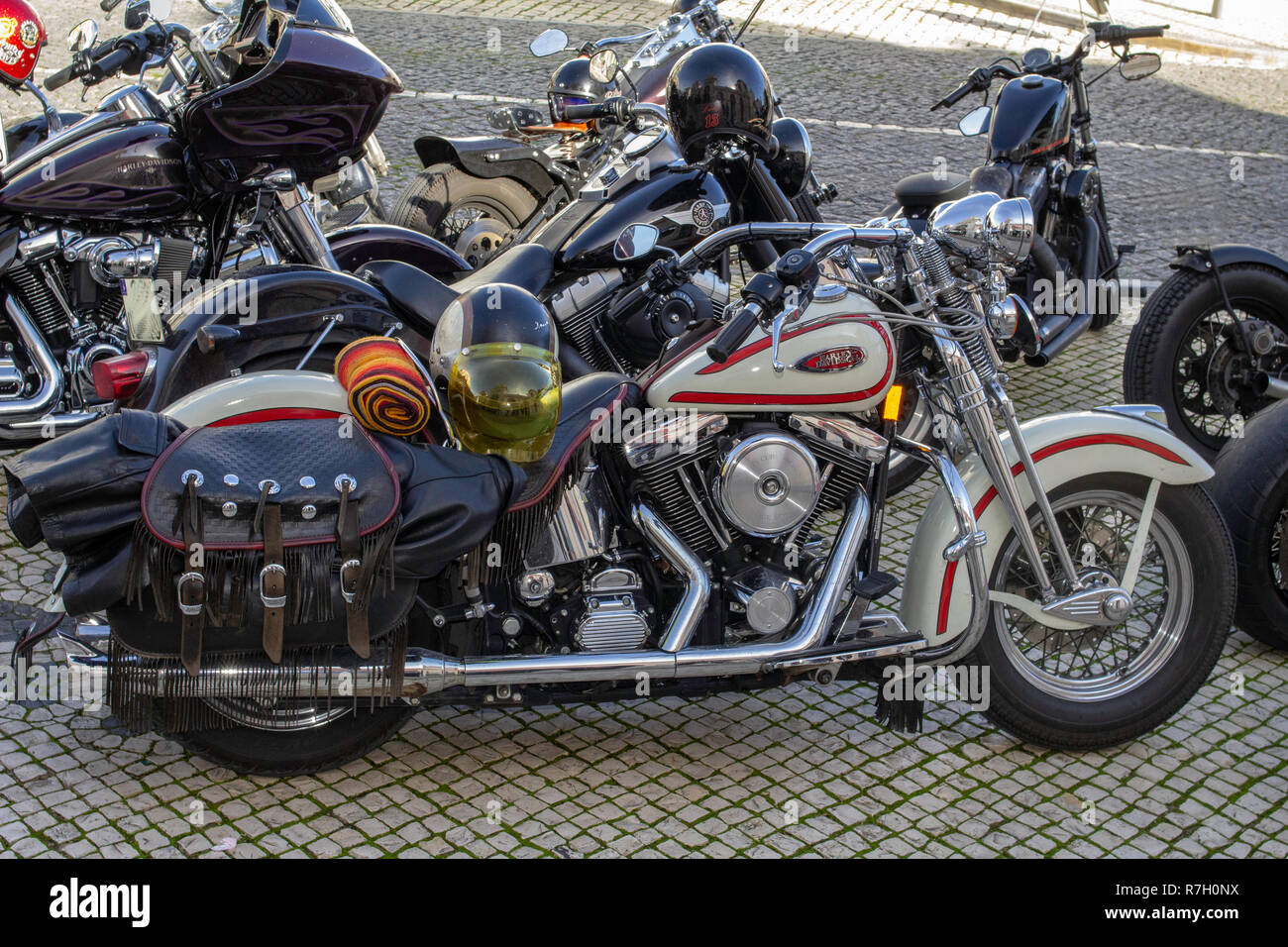 Loulé, Portugal. Un groupe de motos Harley Davidson garées à l'extérieur du marché des fruits et légumes à Loulé, au Portugal. Banque D'Images