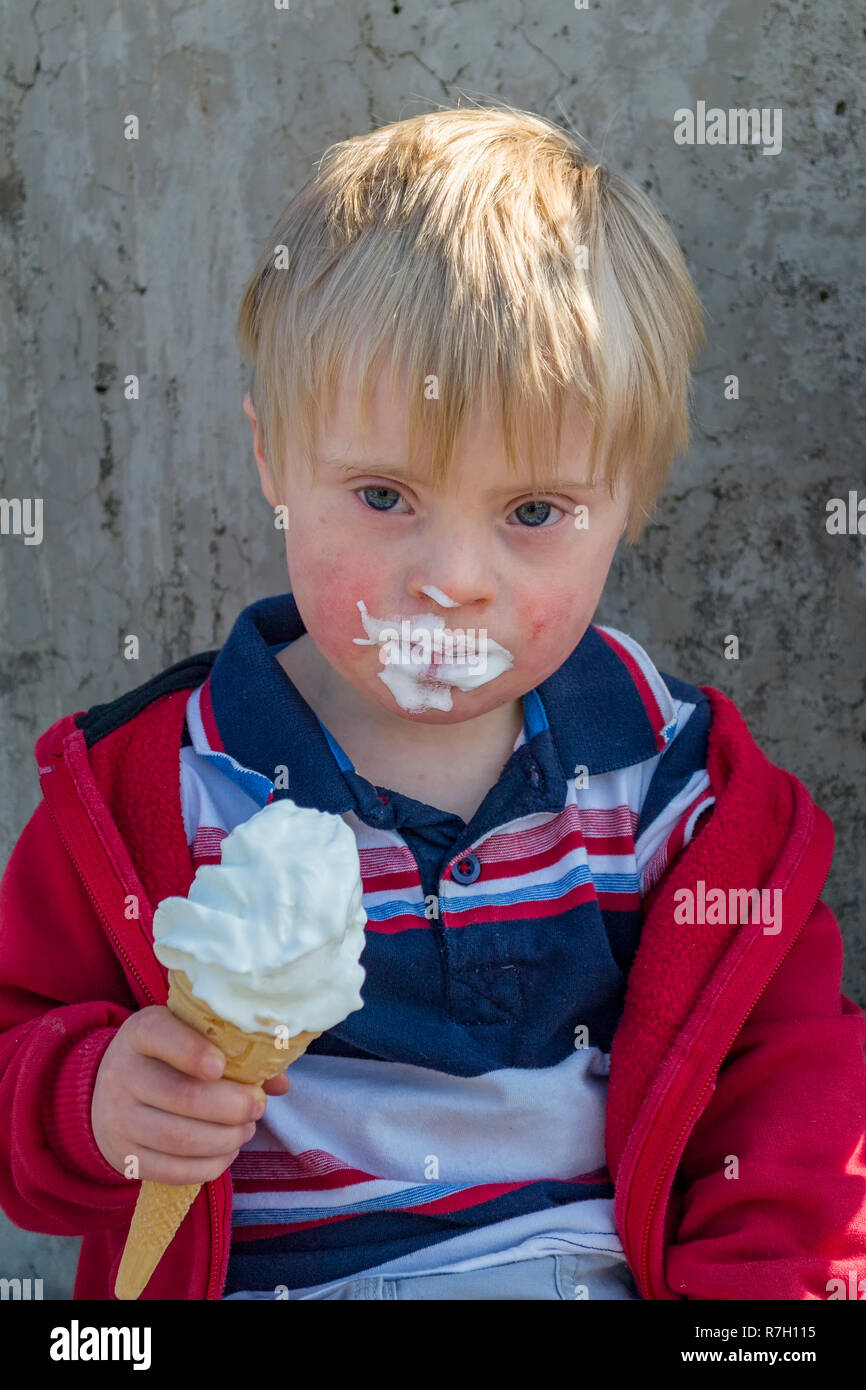 Jeune garçon bénéficiant d'une glace Banque D'Images