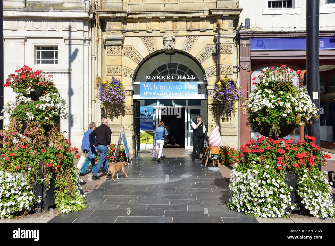 Entrée de l'édifice du marché, High Street, Hereford, Herefordshire, Angleterre, Royaume-Uni Banque D'Images