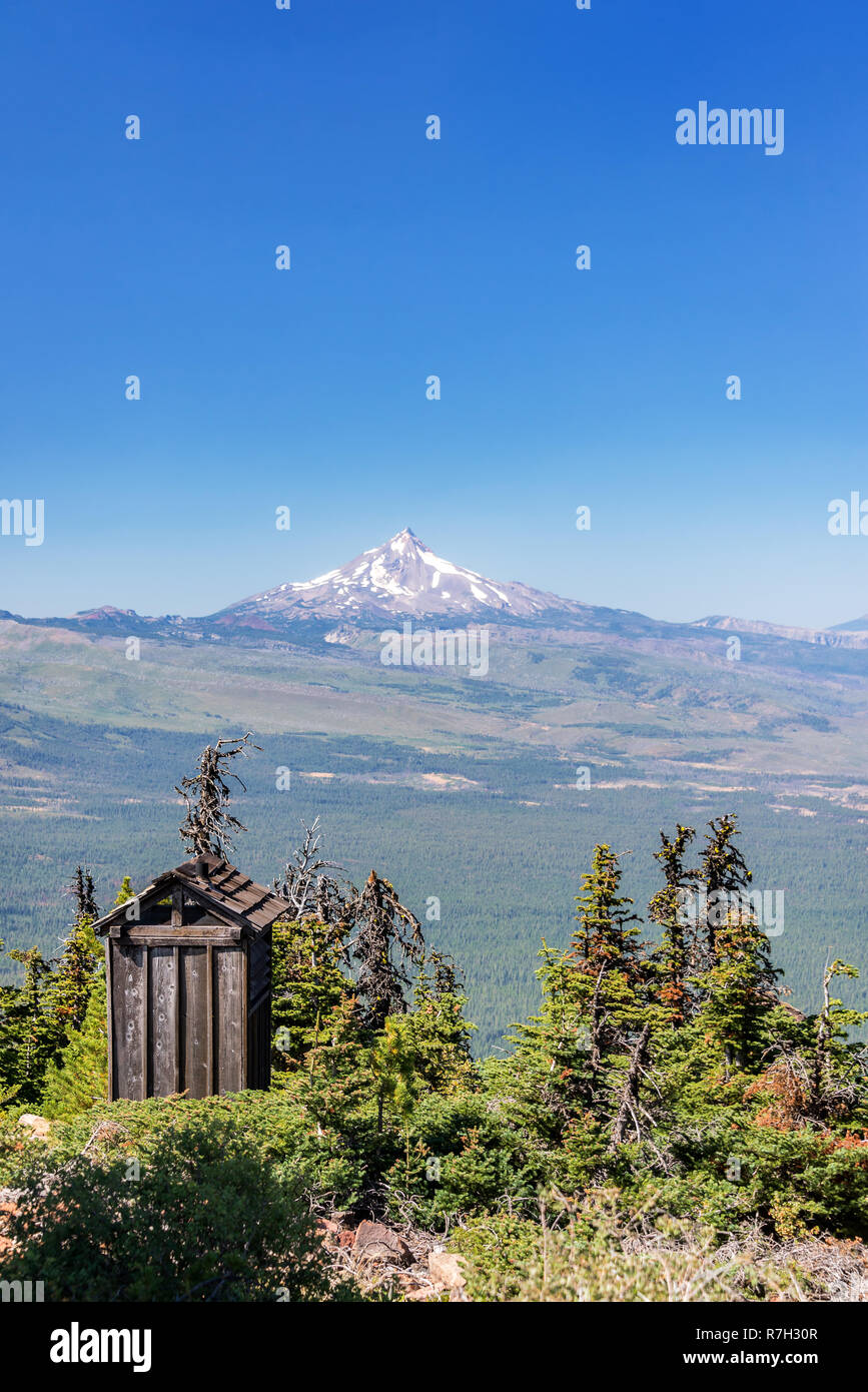 Vue verticale d'un cabanon et Mt. Jefferson vu de Black Butte dans le centre de l'Oregon Banque D'Images