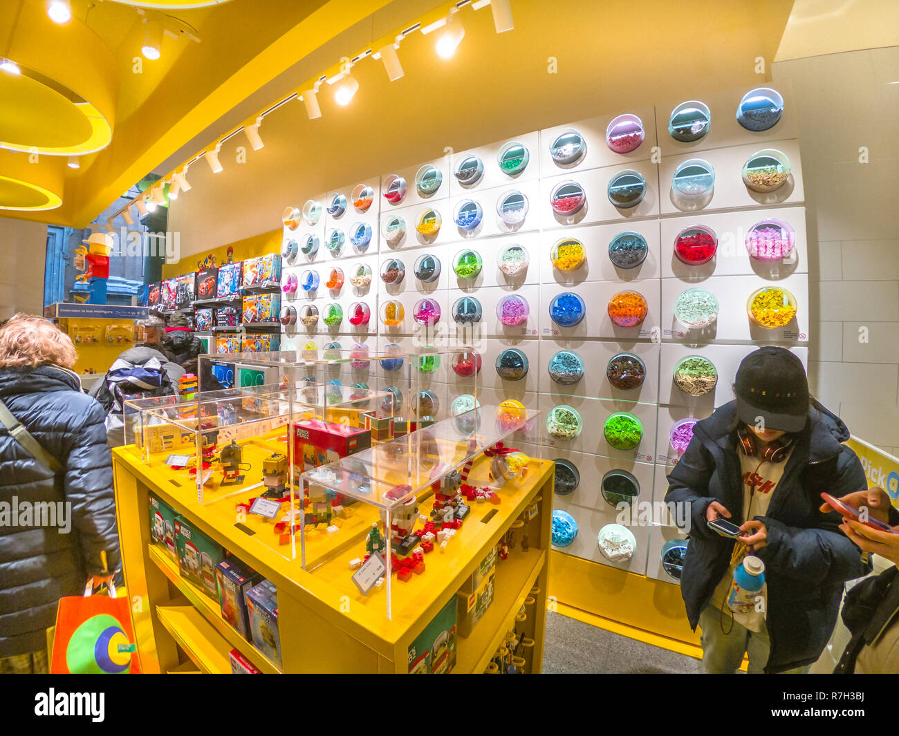 Bologne, Italie - 6 décembre 2018 : Lego multicolores les conteneurs remplis de briques Lego Lego dans le shop de Bologne. Banque D'Images