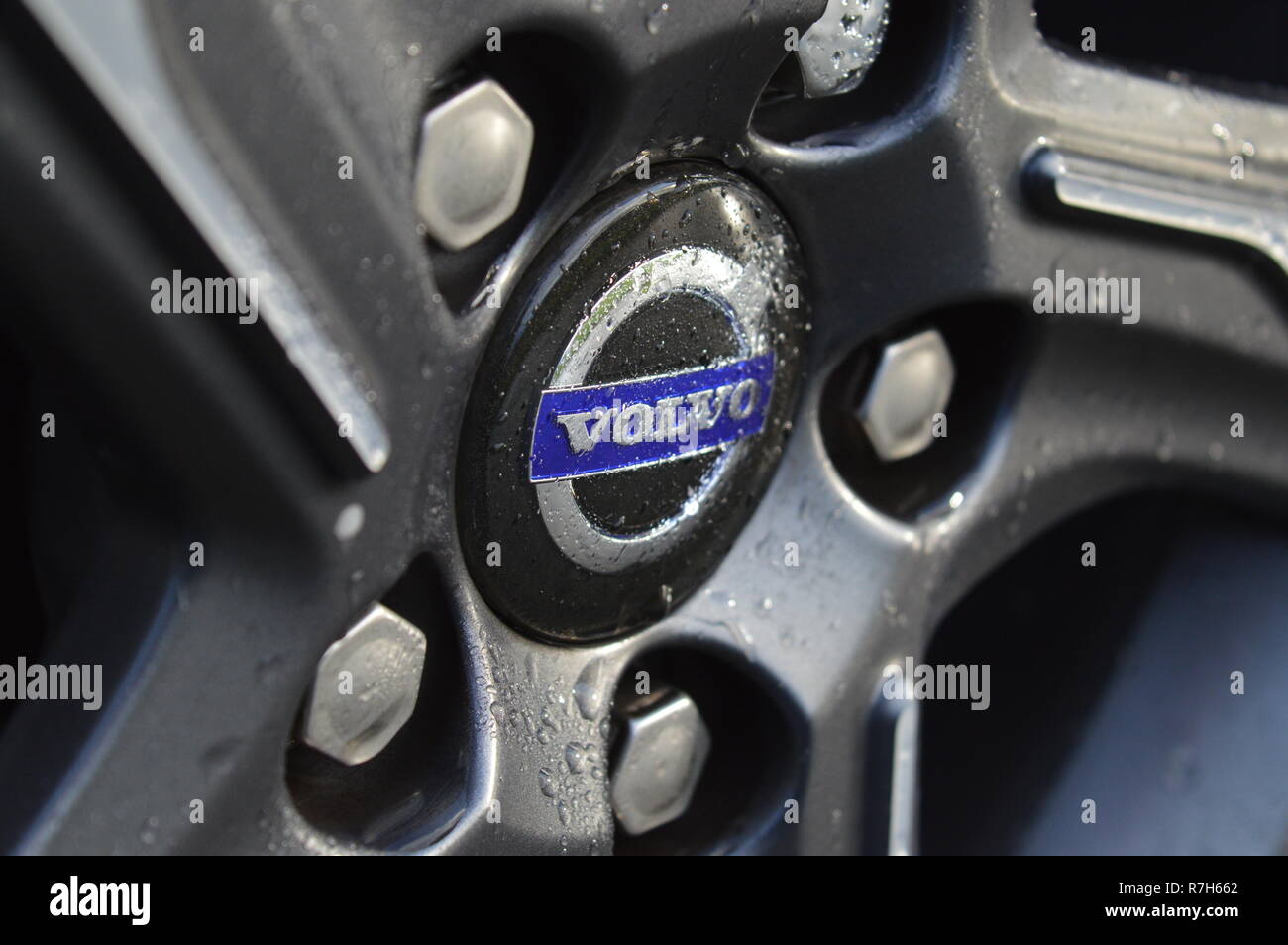 Close up Volvo jante aluminium avec des gouttelettes d'eau Banque D'Images