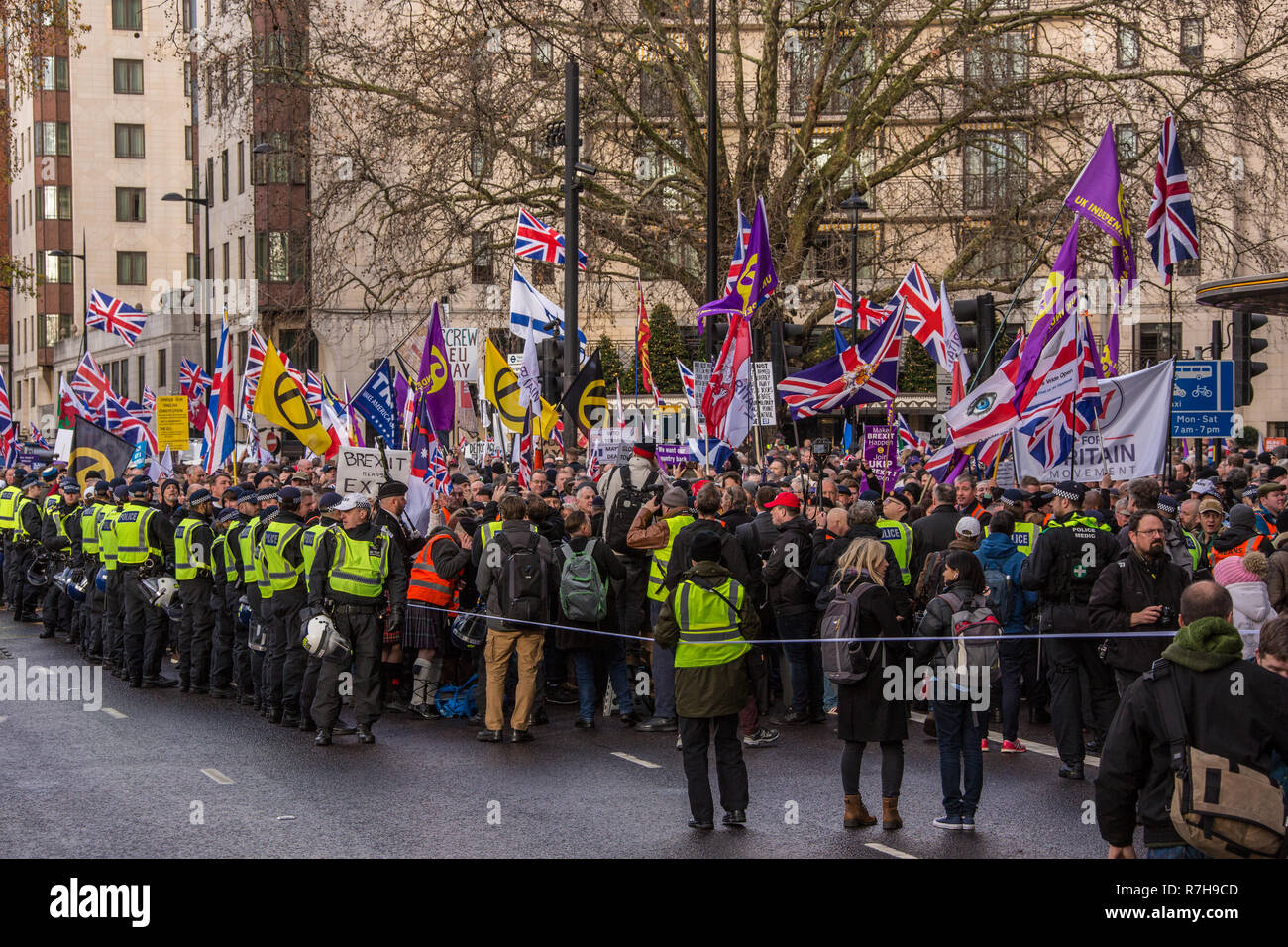 Londres, Royaume-Uni. 9Th Mar, 2018. Quelques milliers ont protesté sur la trahison Brexit mars à Londres, organisé par l'UKIP et dirigé par l'ex-militant d'extrême droite EDL Tommy Robinson, la marche a été largement dépassés en nombre par un anti-raciste à l'encontre rally. Crédit : David Rowe/Alamy Live News Banque D'Images