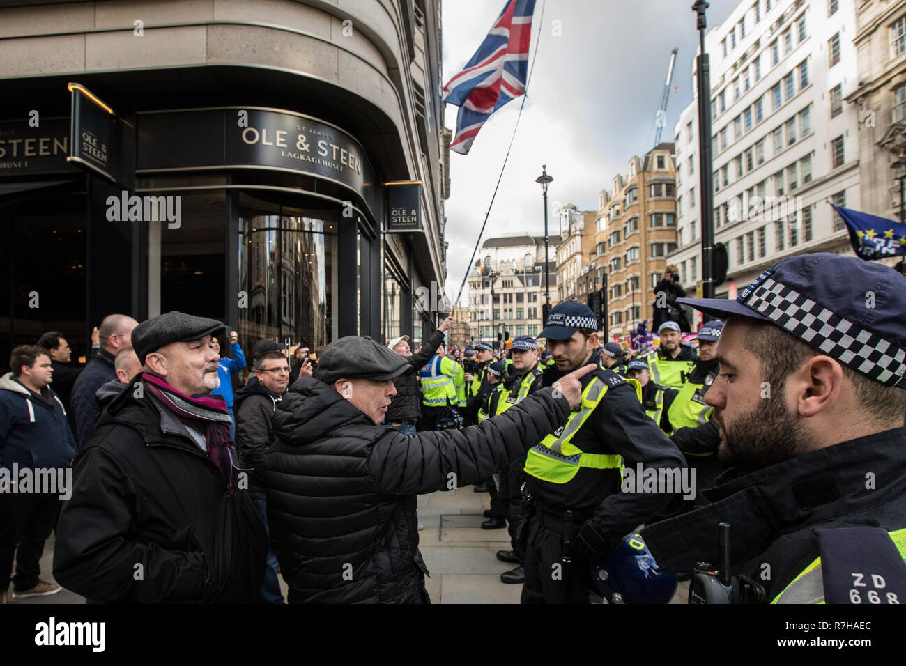Londres, Royaume-Uni. 9Th Mar, 2018. Les partisans pro-brexit narguer les marcheurs anti-raciste. Des milliers ont défilé dans une manifestation anti-raciste à l'encontre contre l'extrême droite a organisé 'Brexit trahison' mars dans le centre de Londres et fortement dépassé celui de l'UKIP raciste conduit mars. Crédit : David Rowe/Alamy Live News Banque D'Images