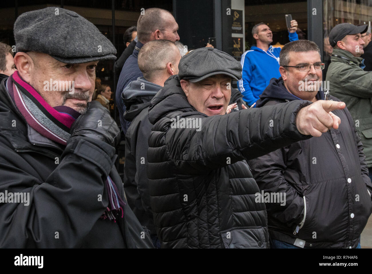 Londres, Royaume-Uni. 9Th Mar, 2018. Les partisans pro-brexit narguer les marcheurs anti-raciste. Des milliers ont défilé dans une manifestation anti-raciste à l'encontre contre l'extrême droite a organisé 'Brexit trahison' mars dans le centre de Londres et fortement dépassé celui de l'UKIP raciste conduit mars. Crédit : David Rowe/Alamy Live News Banque D'Images